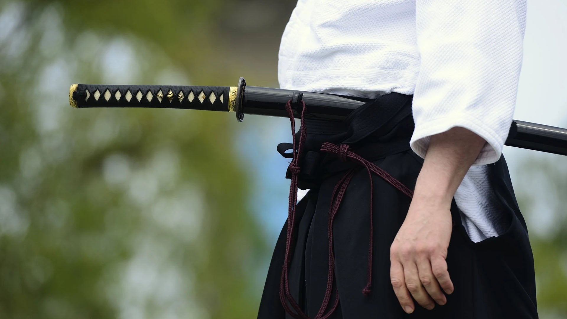 Why Do Katanas Face Up?